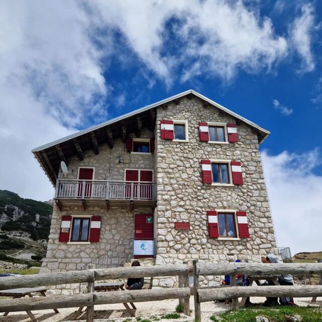 "L'inizio di ogni cosa è nel sogno ad occhi aperti di qualcuno"

Oggi è iniziata la nuova avventura di Marco e Matteo al

⛰️@rif.scalorbi 
Gruppo del Carega

Provvidenziale per le parole di questo post, la frase posta accanto alla chiesetta che si trova a pochi passi dal rifugio, che il vostro sogno abbia inizio cari amici!
#nemoingiro ovviamente non poteva mancare al primo giorno di apertura!!

Per vedere dal vivo questi due rifugisti un po' "timidi" andateli a trovare!
P.s. Al momento sono aperti nei weekend, meteo permettendo!

@zanolom
@arcoteo71
.
.
#carega #piccoledolomiti #gruppodelcarega #rifugi #mountain #rifugidelcarega #rifugitrentino #trentinomese