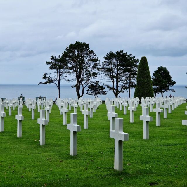 "Il grande sacrificio per la libertà"

Cimitero militare americano di Colleville-sur-Mer, il cimitero di guerra più famoso della Normandia. 

Distese di croci in marmo bianco, piu' di 9.000 a perdita d'occhio. 
Rigoroso ordine, un silenzio rispettoso, cielo cupo quel giorno.

Ad 80 anni dallo sbarco in Normandia: 
ricordare, tramandare, celebrare.
.
.
#normandy #normandia #normandie #dday #ddayanniversary #utahbeach