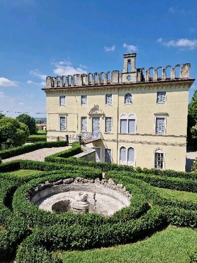 Giardino di Pojega di @villarizzardi
(Negrar di Valpolicella-Vr)

"L'armonia degli opposti" 
ma non vi sveliamo altro!

Si possono vedere in autonomia ma oggi una bella iniziativa:
visita guidata di un'ora poco più con degustazione finale di un buon Valpolicella Ripasso @guerrieririzzardi
Da verificare calendario aperture ed eventi.
👇
https://pojega.it/