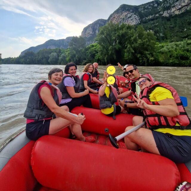 Soft Rafting con le guide di @visitvaldadige_rafting 

Partenza dalla cantina Albino Armani di Dolcè fino a Volargne lungo l'Adige.
Una bella esperienza da fare anche con i bambini.

Discesa molto dolce, immersi nella natura fra forti, canyon, rocce che cadono a piccolo e spiaggette dove rinfrescarsi, magari quando l'Adige è meno carico e riaffiorano!

Scoperte un sacco di curiosità riguardo il territorio che stavamo attraversando! Complimenti alla nostra guida Silvia!

Festeggiato in maniera originale il compleanno di @letiziagoni, nostra compagna di avventure targate #nemoingiro 

P.s. Poche foto che c'era da pagaiare!!😃
.
.
#rafting #gommone #valdadige #fiumeadige #verona #river
@visitvaldadige_rafting
