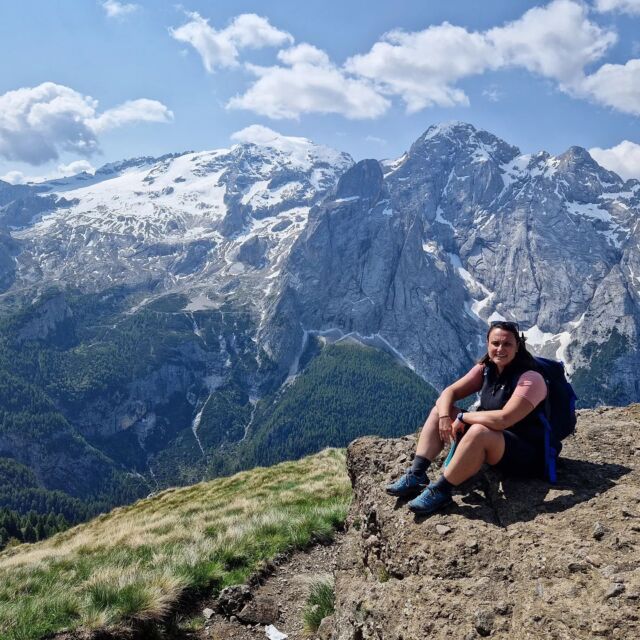 La Regina delle Dolomiti
La #marmolada 

Questa foto è stata scattata sul sentiero che porta al Rifugio Viel dal Pan.

Non c'è che dire, quando la vista si apre su questa maestosa e imponente montagna, si rimane a bocca aperta!

Il 3 luglio di 2 anni fa, 11 alpinisti hanno perso la vita sotto la valanga causata dal distaccamento improvviso di una parte del ghiacciaio.
Un ricordo a loro e alle loro famiglie 🙏
.
.
#memoria #ghiacciaio #mountain #reginadelledolomiti #nemoingiro #valdifassa #trentino #dolomitiunesco #trekking #dolomiten #mountainlovers #nature #landscape  #passionedolomiti #rifugitrentino
