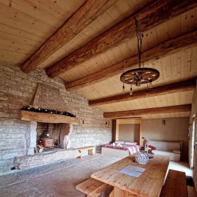 Una nuova chicca nel cuore della Lessinia a due passi da Passo Fittanze.

L'agriturismo @malgarambalda e lo chalet I Porsili sono stati recentemente ristrutturati, trasformando un'antica malga e un vecchio porcile in luoghi accoglienti dove mangiare e dormire.

Una proposta di menù fisso, in cui il piatto forte sono i tipici gnocchi di malga.
Una storia di famiglia, tradizioni e gentilezza @therealsilvialavarini! 

P.s. Lasciate la macchina al ranch a Passo Fittanze, 1,5 km.
Oppure allungate il giro, come abbiamo fatto noi, salendo al monte Cornetto.
Godetevi una bella vista e poi scendete a riempire la pancia di bontà!
.
.
#lessinia #altalessinia #malga 
@malgarambalda